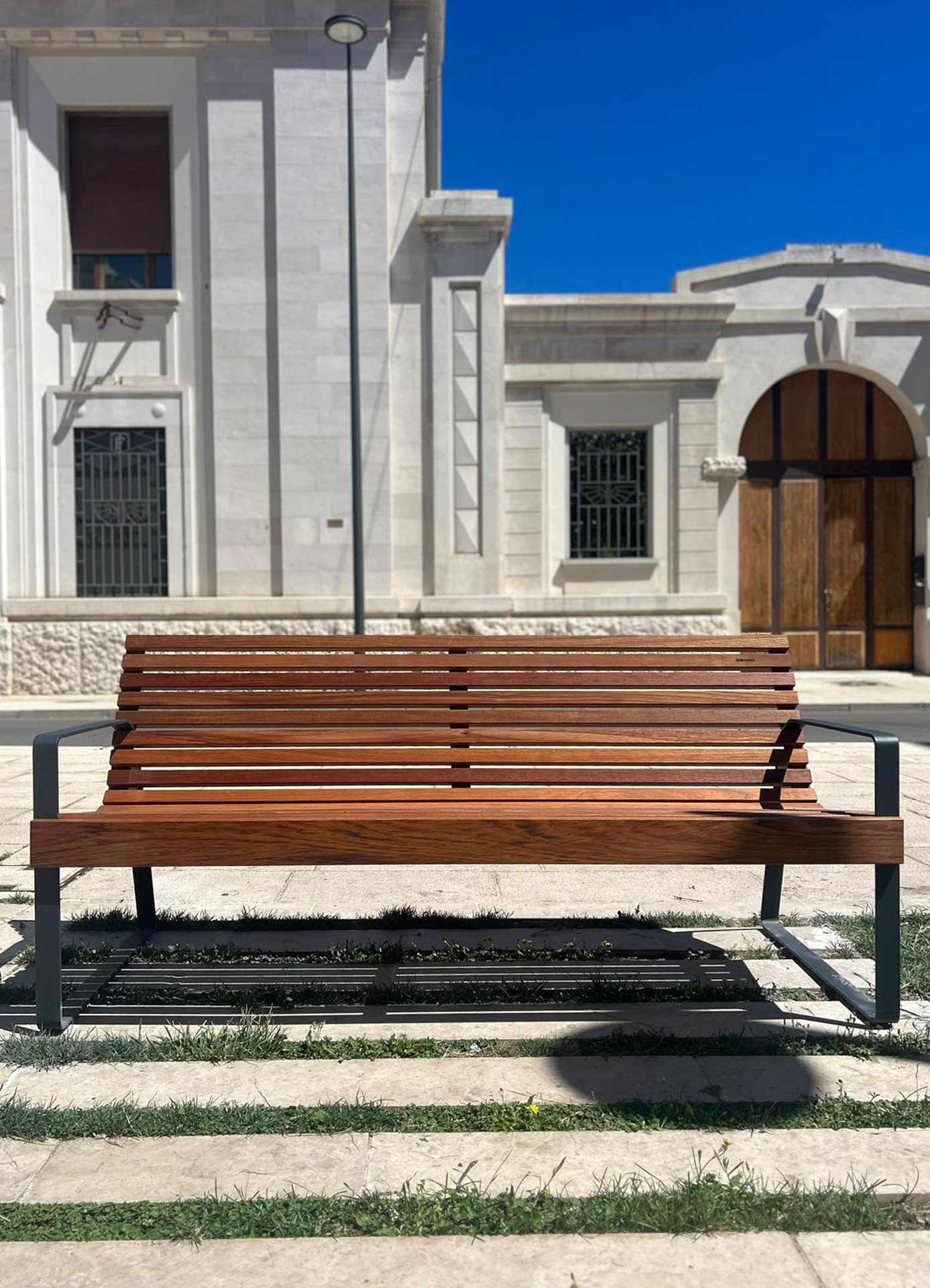 Panchine Preva urbana installate da Ital-Way nella Piazza Disfida di Barletta a Bari.